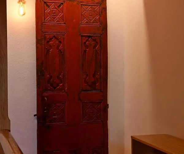 The Three Story Old Town House Casa de Férias